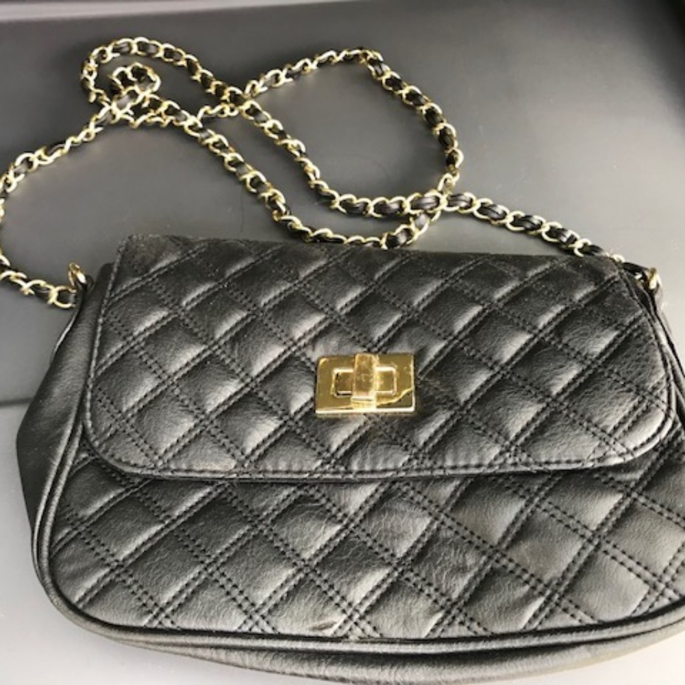 Adorable black and gold crossbody bag!